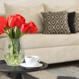 Flores para Home Staging en Madrid: Cómo Convertimos Espacios Vacíos en Ambientes que Enamoran